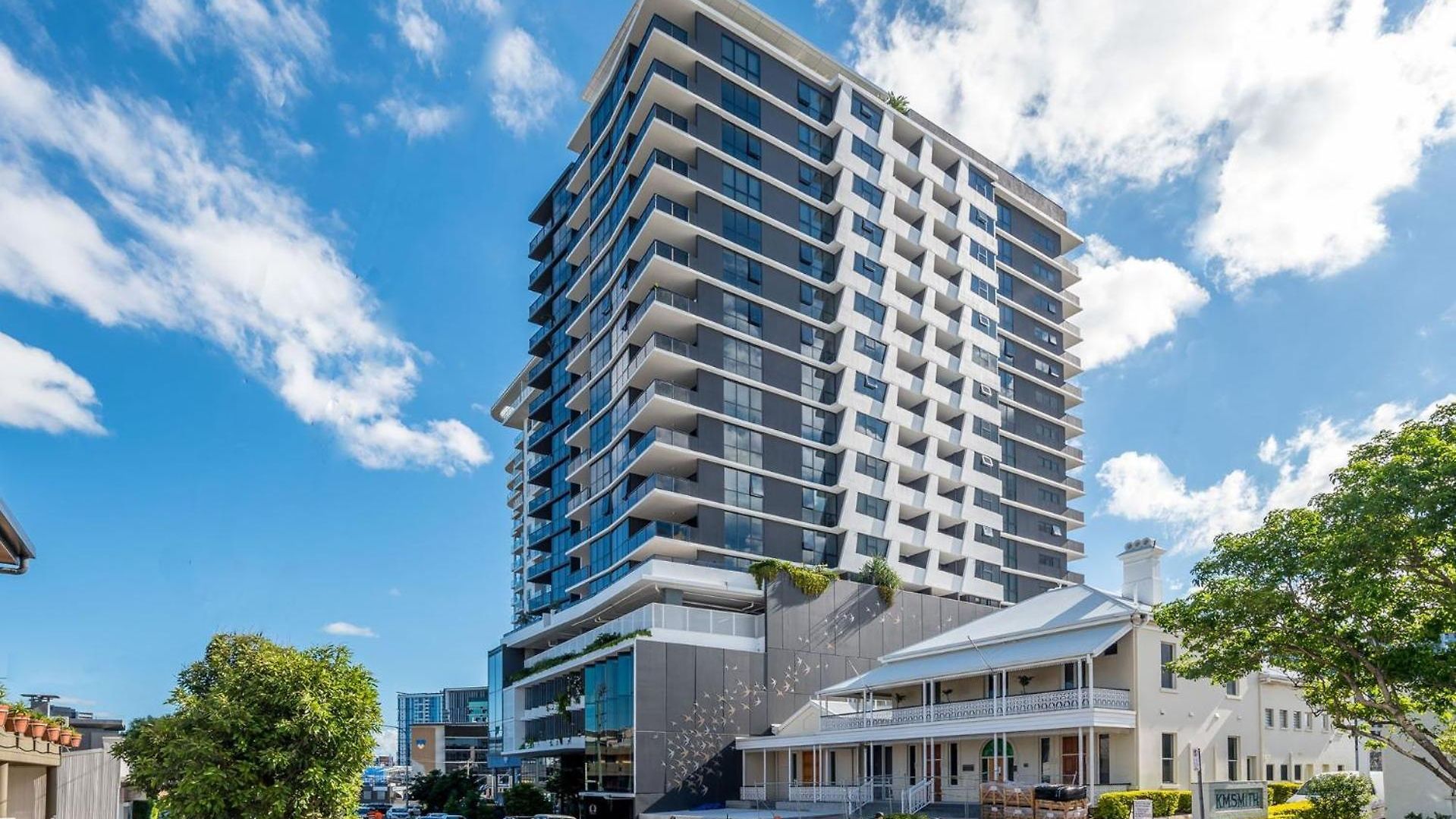 Bright Bowen Hills Apartment, Close To Life