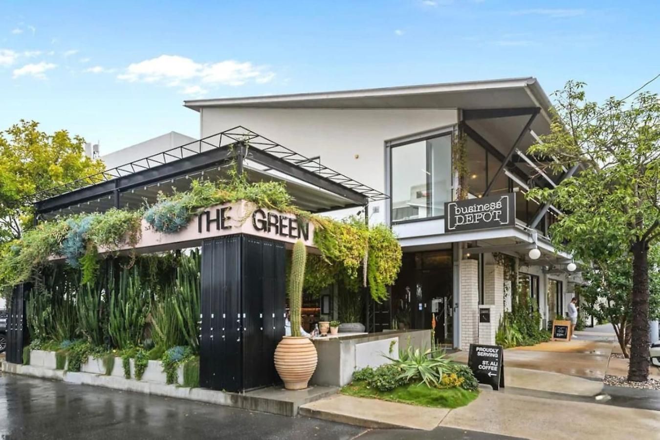 Modern 2br Retreat With Gym, Pool And Balcony *