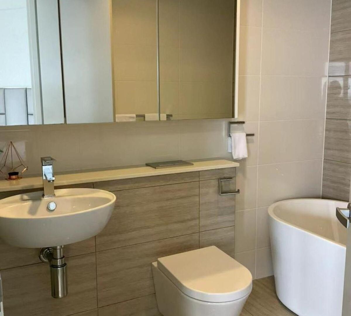 Modem Two Bedroom In Inner Cbd Apartment