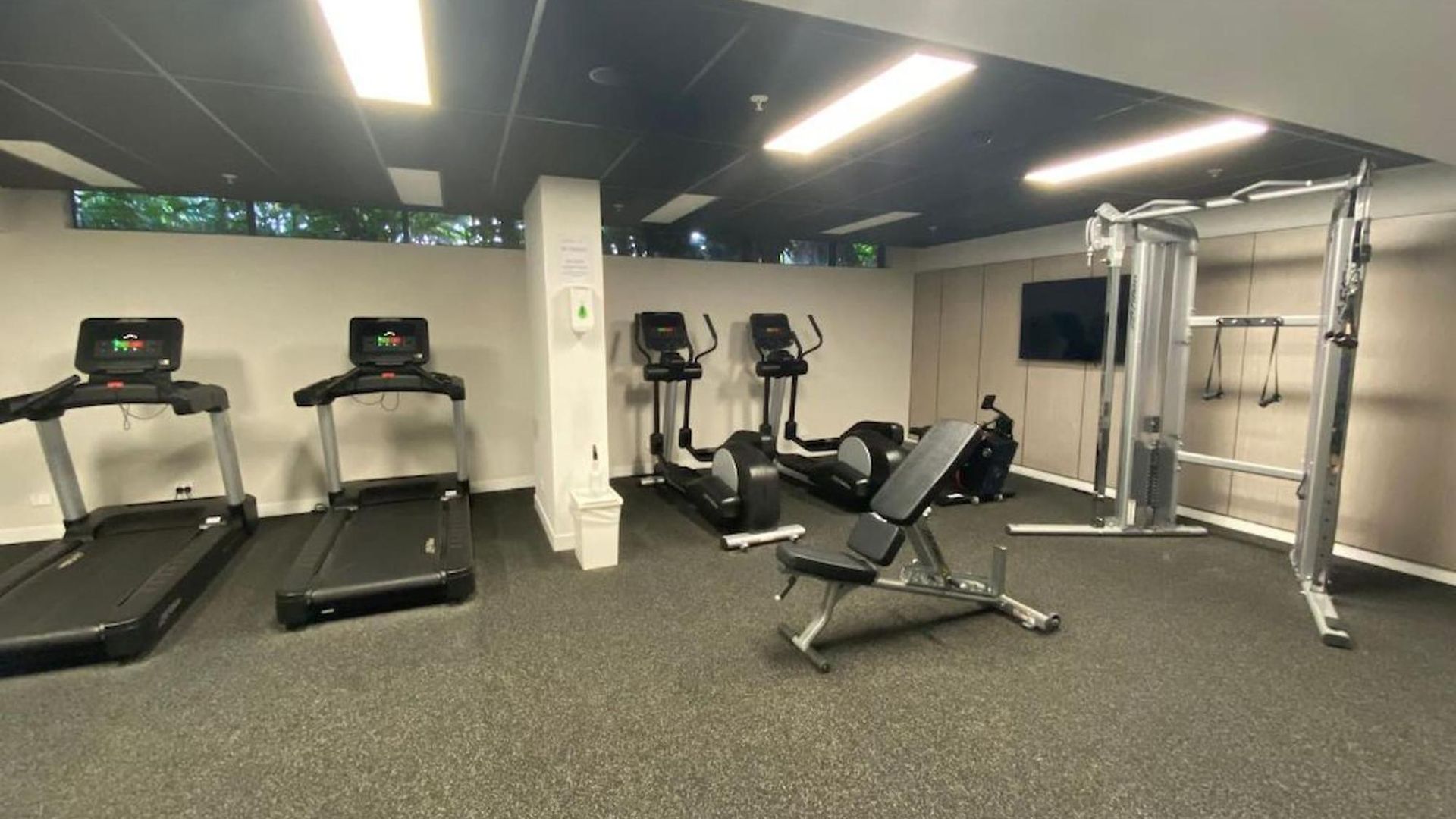 1br One Modern High-rise With Pool & Gym Access Apartment Brisbane