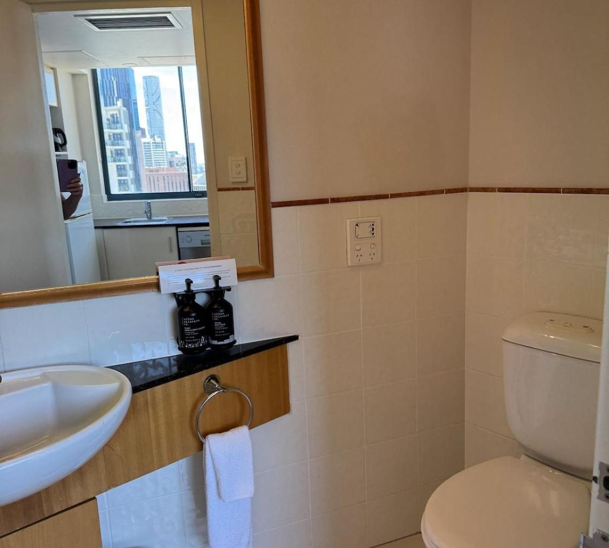 One-bedroom Escape I Mantra On Queen Apartment *