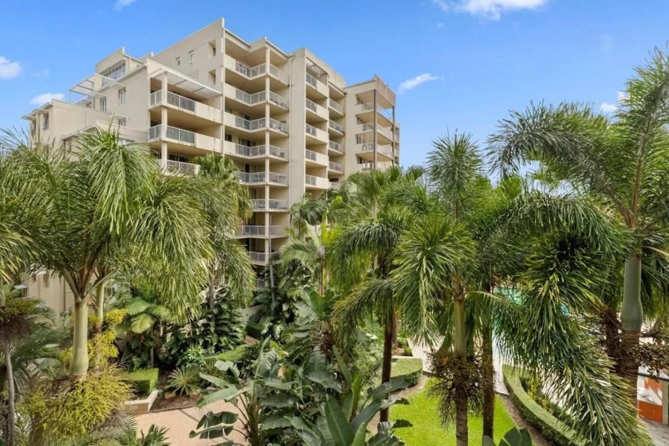 Modern 2br Retreat With Gym, Pool And Balcony *