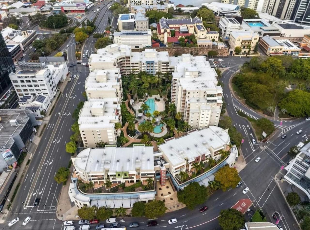 Apartment Modern 2br Retreat With Gym, Pool And Balcony