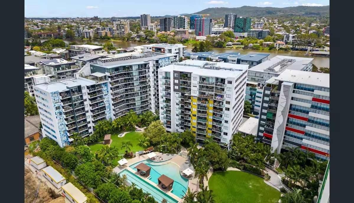 Family-friendly 2brwalk To River & Shops Pool&gym Apartment