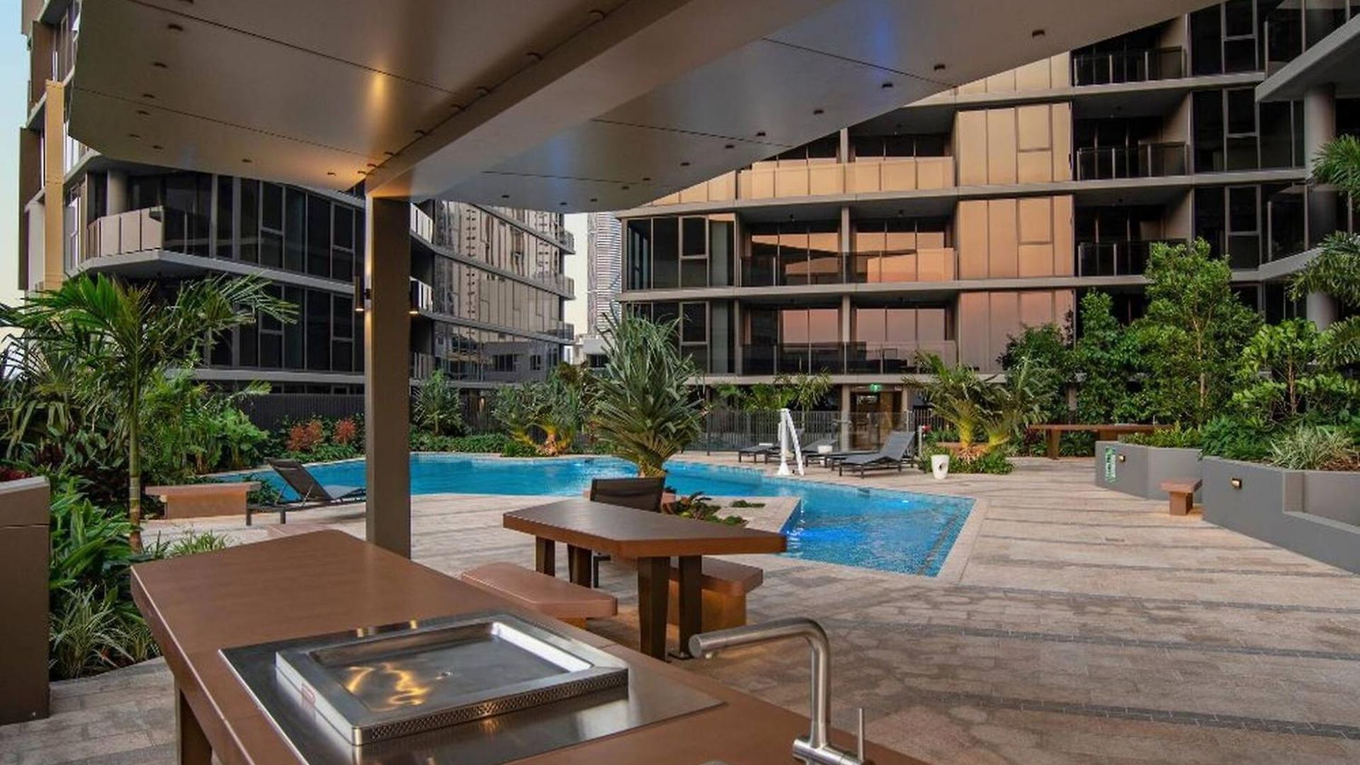 1br One Modern High-rise With Pool & Gym Access Brisbane