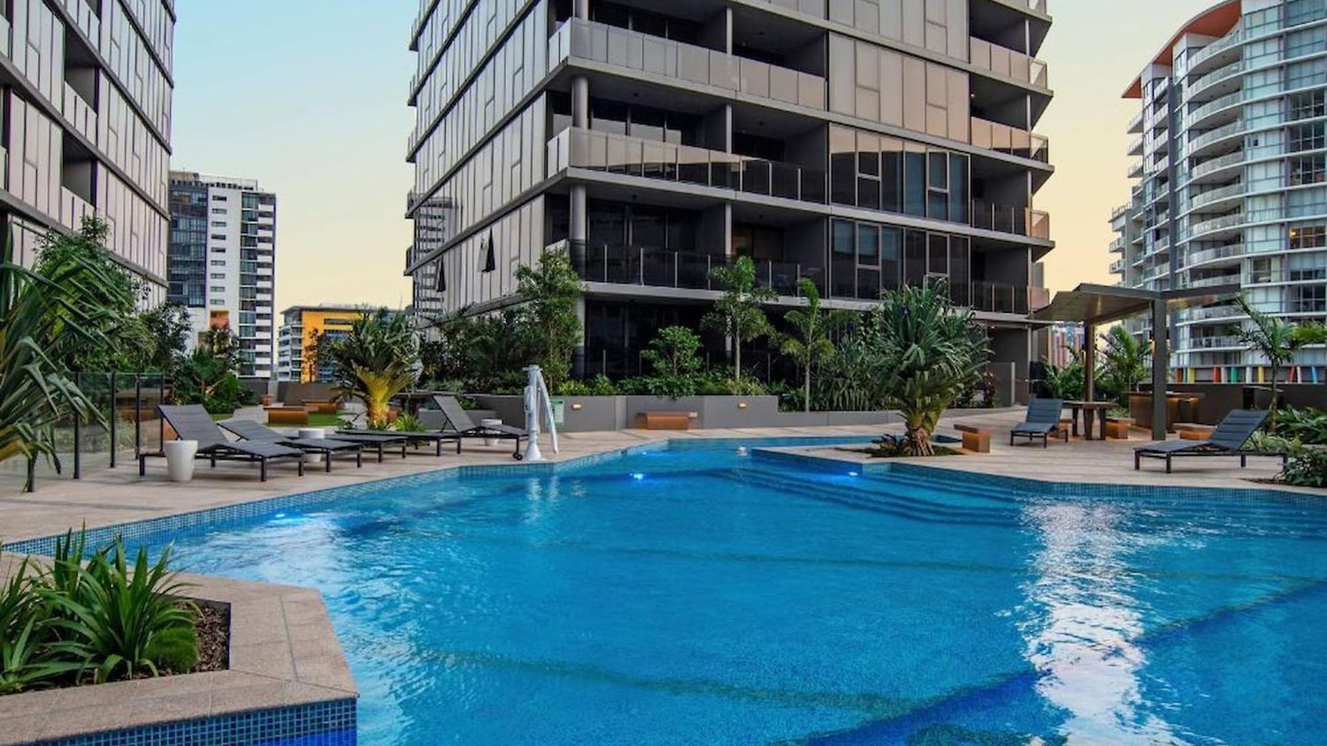 1br One Modern High-rise With Pool & Gym Access *