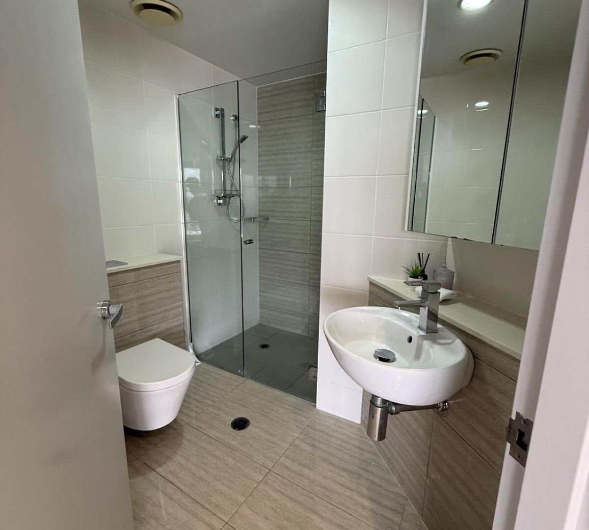 Modem Two Bedroom In Inner Cbd Apartment *