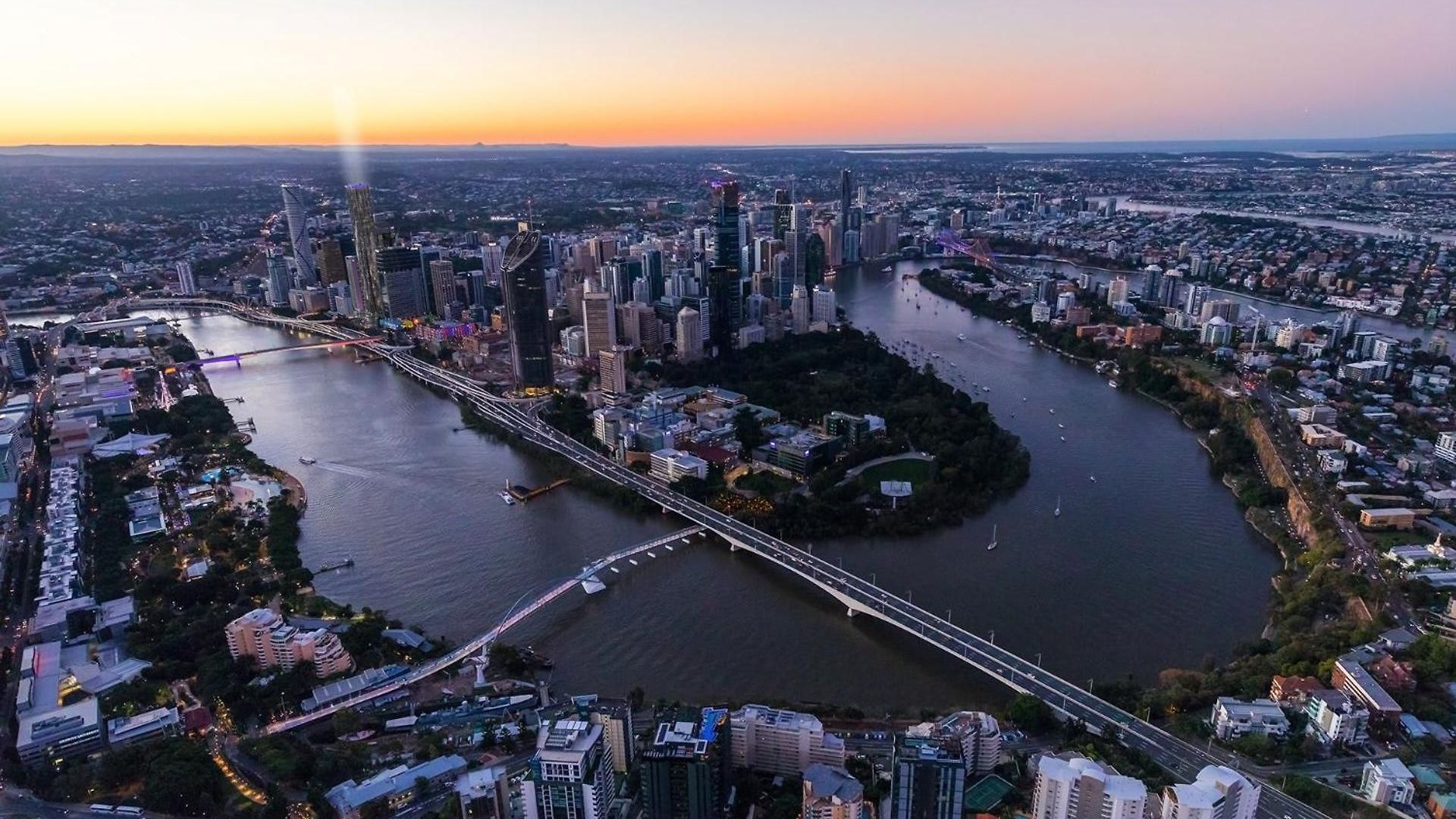 High Rise 2br In Cbd Apartment *