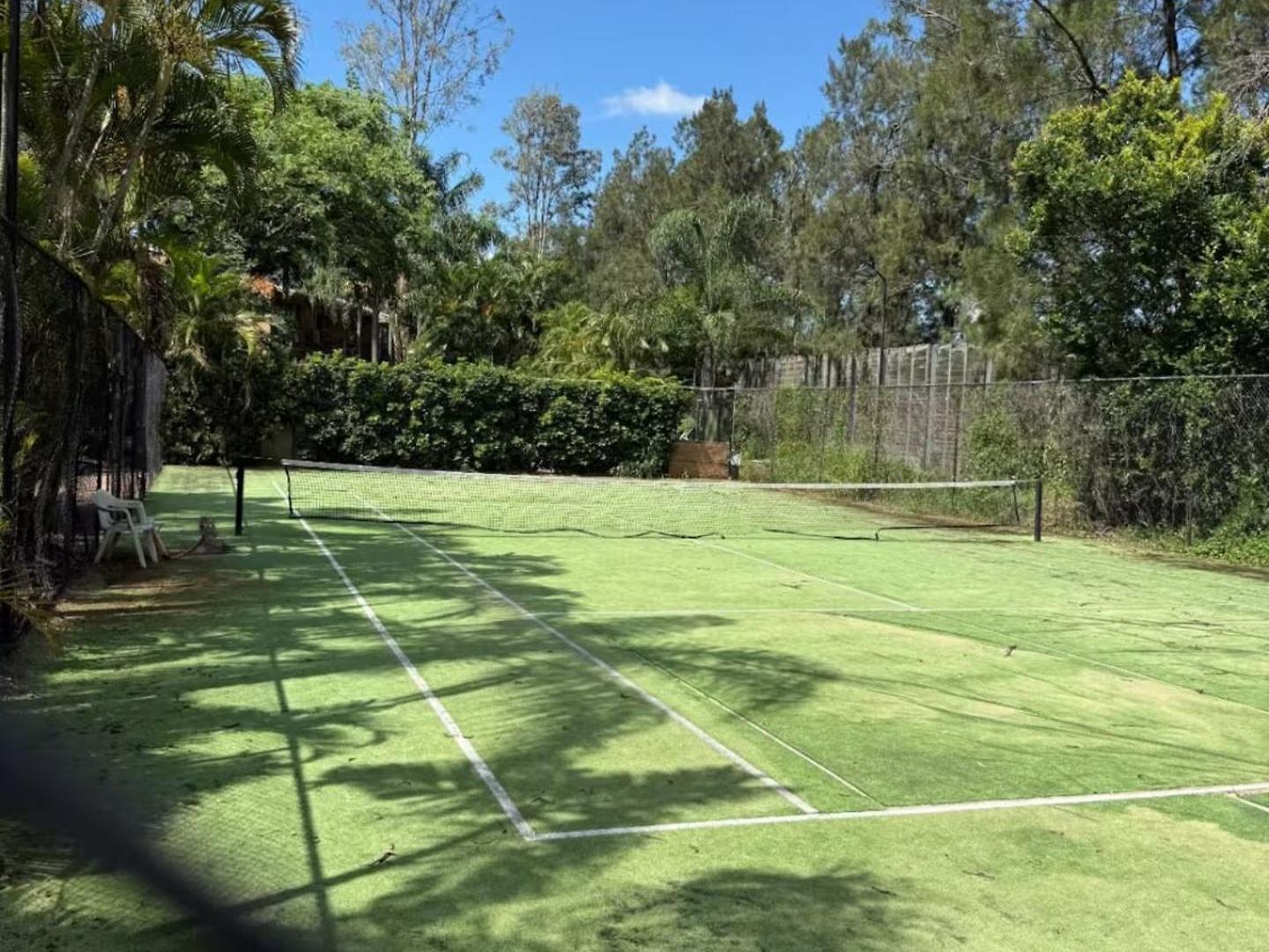 Leafy Retreat Near Shops Motorway Access By Custom Hosting Hotel