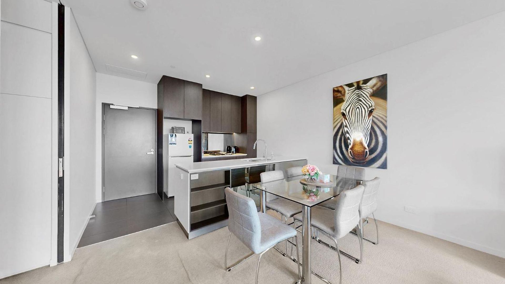 Elegant Urban Hideaway - Private Luxury Residential Apartment, Walk To South Bank & Free Carpark Apartment
