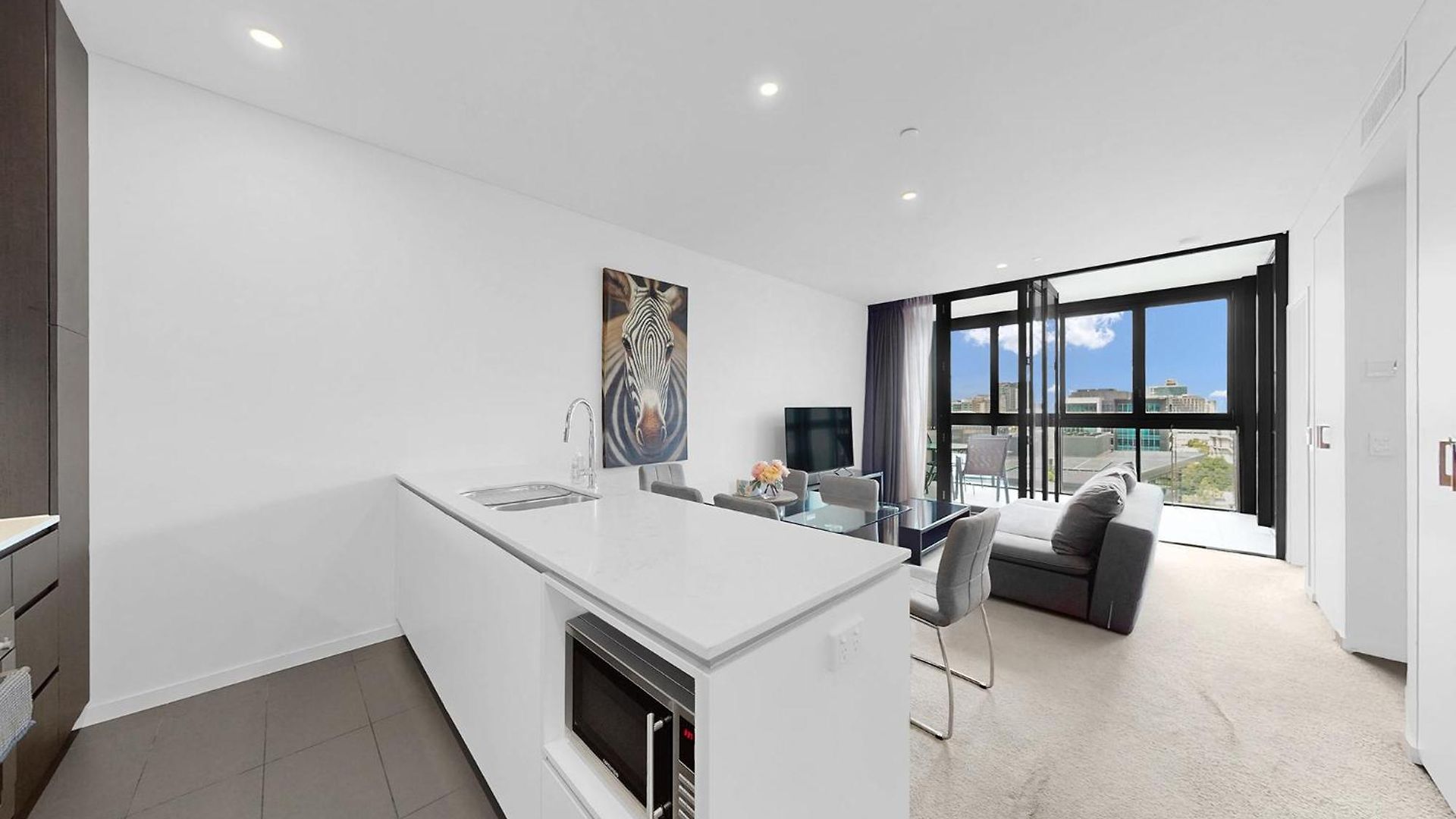 Elegant Urban Hideaway - Private Luxury Residential Apartment, Walk To South Bank & Free Carpark *