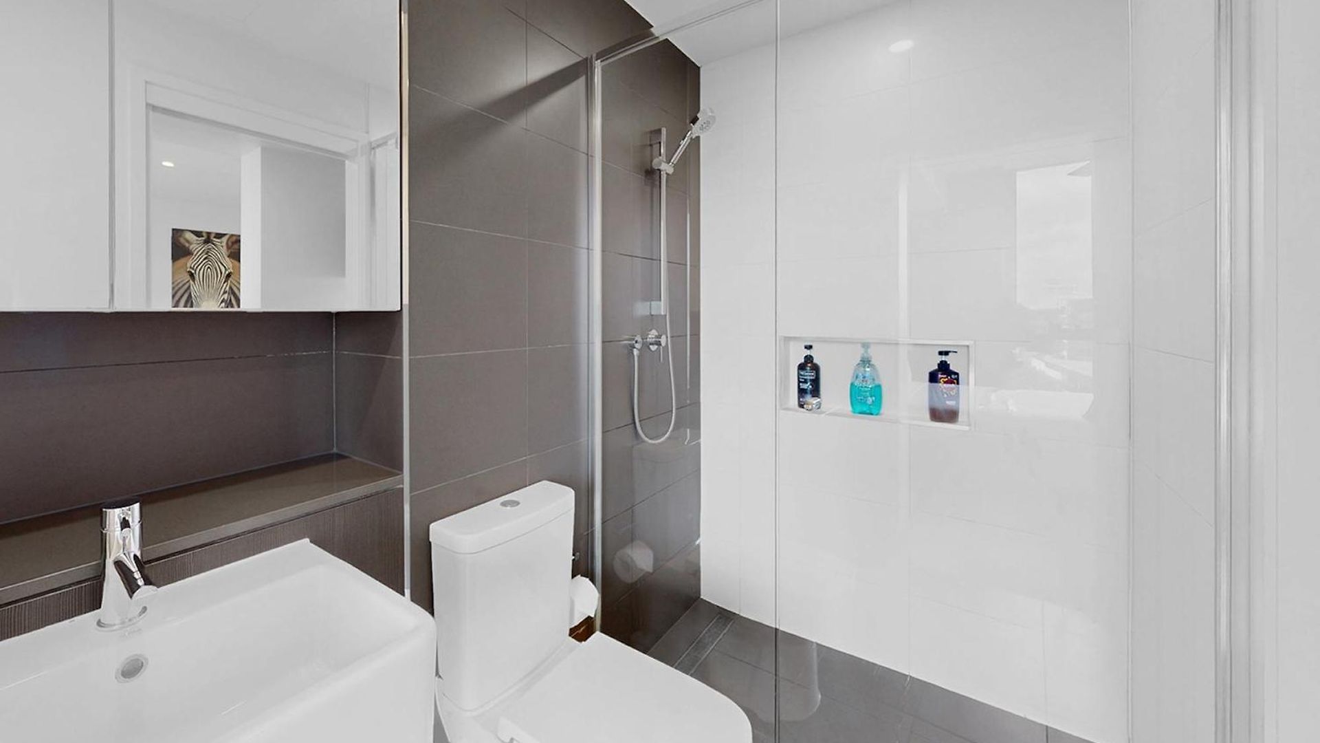 Elegant Urban Hideaway - Private Luxury Residential Apartment, Walk To South Bank & Free Carpark Apartment