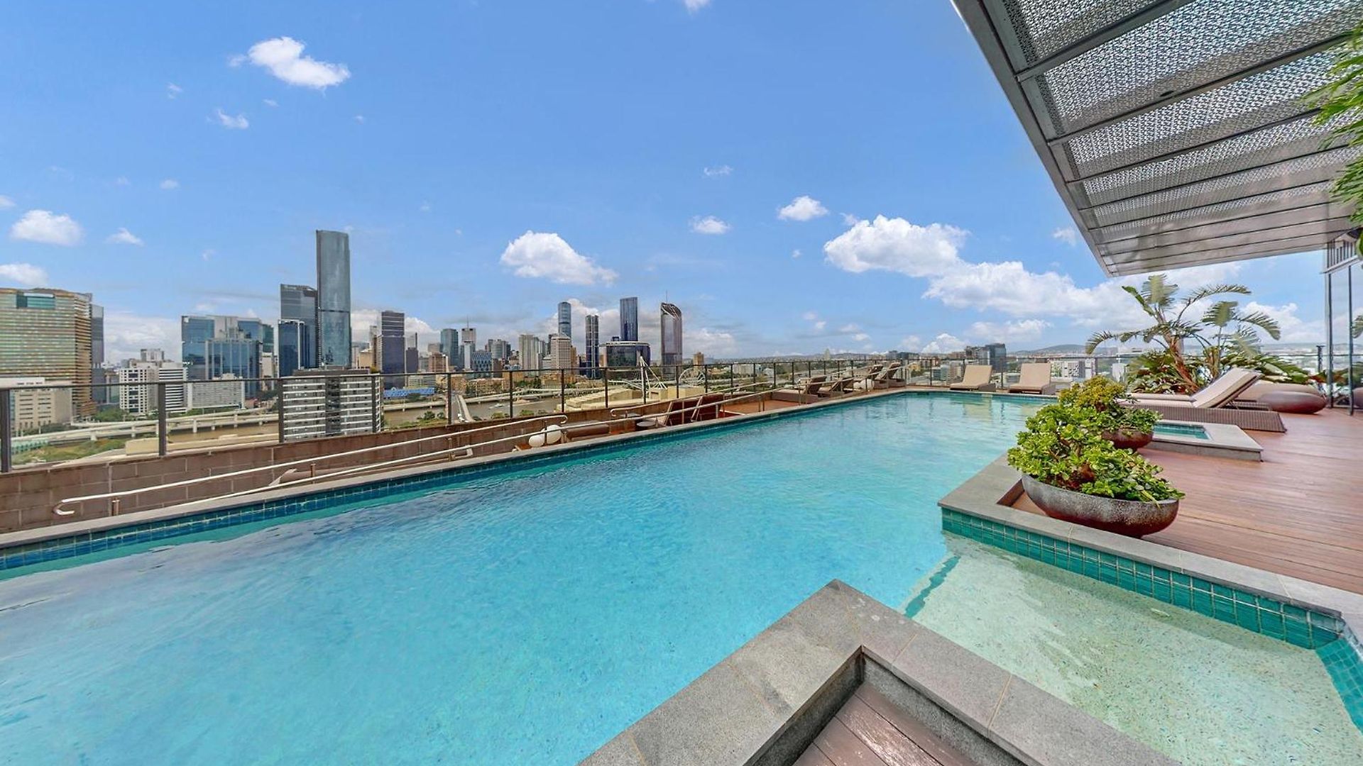 Elegant Urban Hideaway - Private Luxury Residential Apartment, Walk To South Bank & Free Carpark Apartment