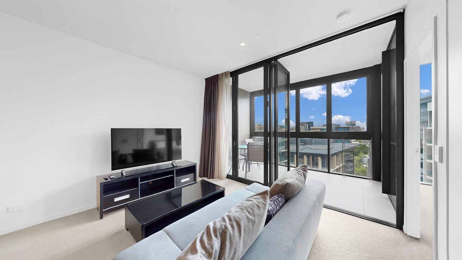 Elegant Urban Hideaway - Private Luxury Residential Apartment, Walk To South Bank & Free Carpark