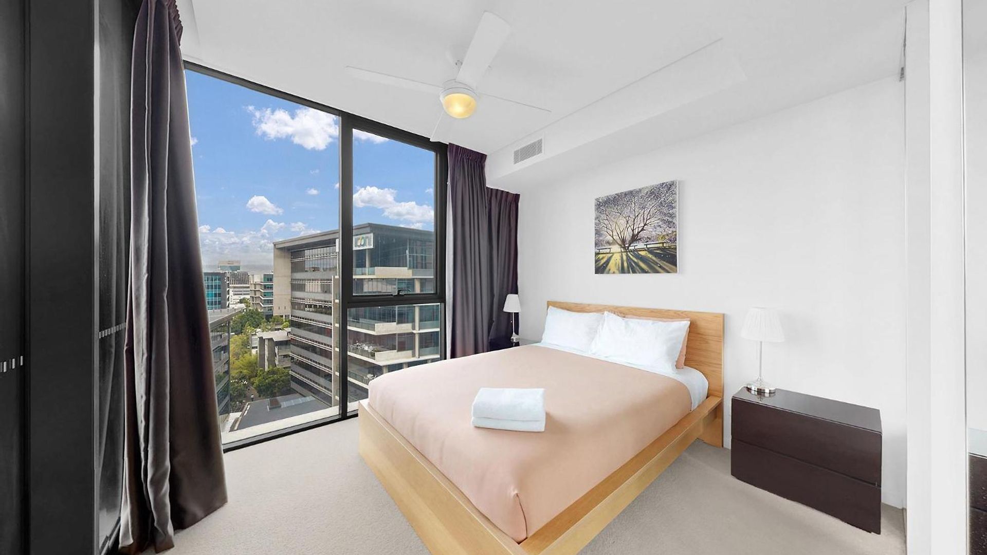 Elegant Urban Hideaway - Private Luxury Residential Apartment, Walk To South Bank & Free Carpark