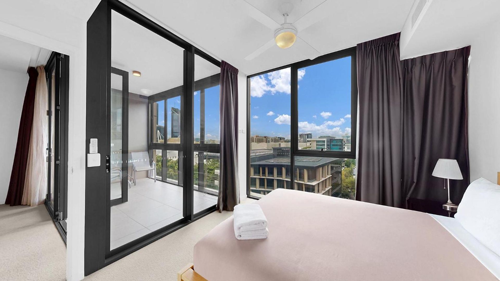 Apartment Elegant Urban Hideaway - Private Luxury Residential Apartment, Walk To South Bank & Free Carpark *