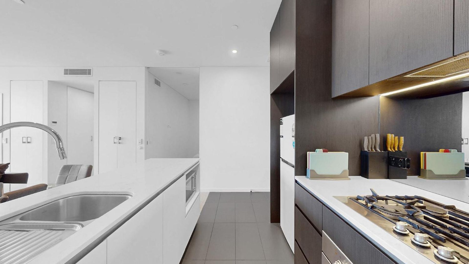 Elegant Urban Hideaway - Private Luxury Residential Apartment, Walk To South Bank & Free Carpark Brisbane