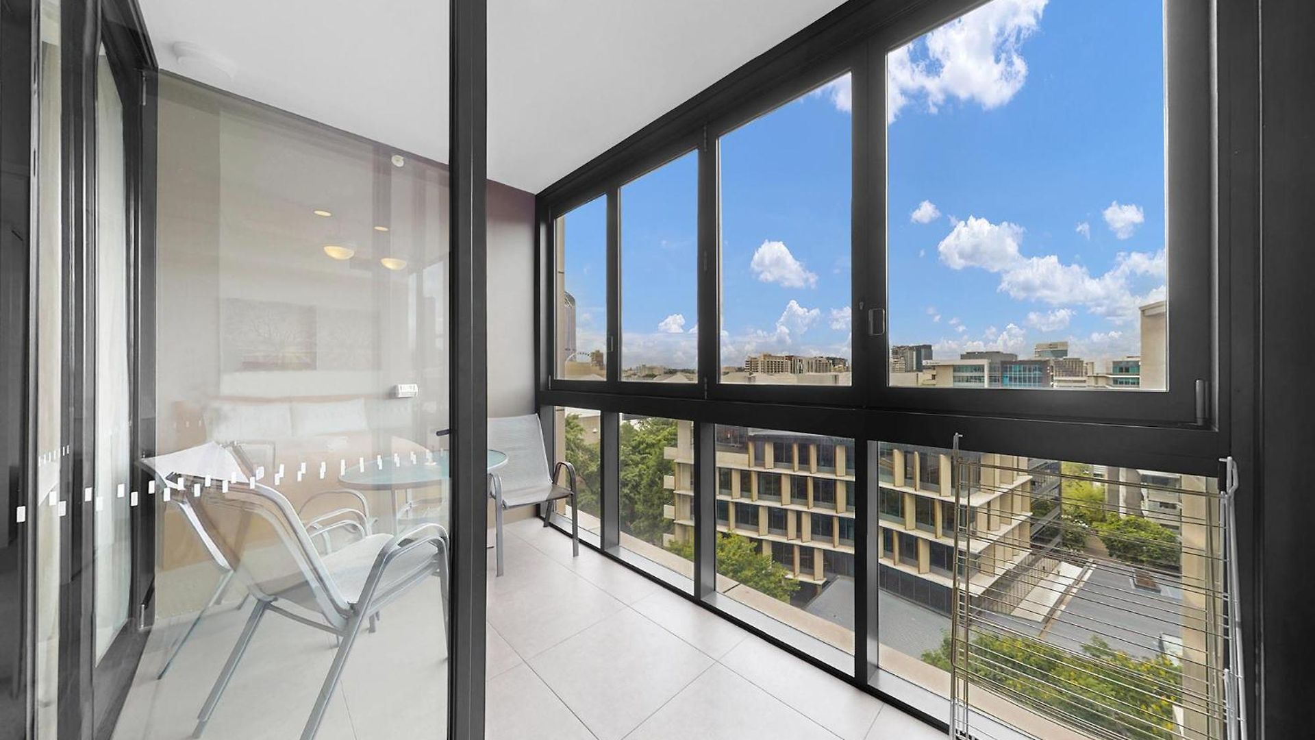 Elegant Urban Hideaway - Private Luxury Residential Apartment, Walk To South Bank & Free Carpark * Brisbane