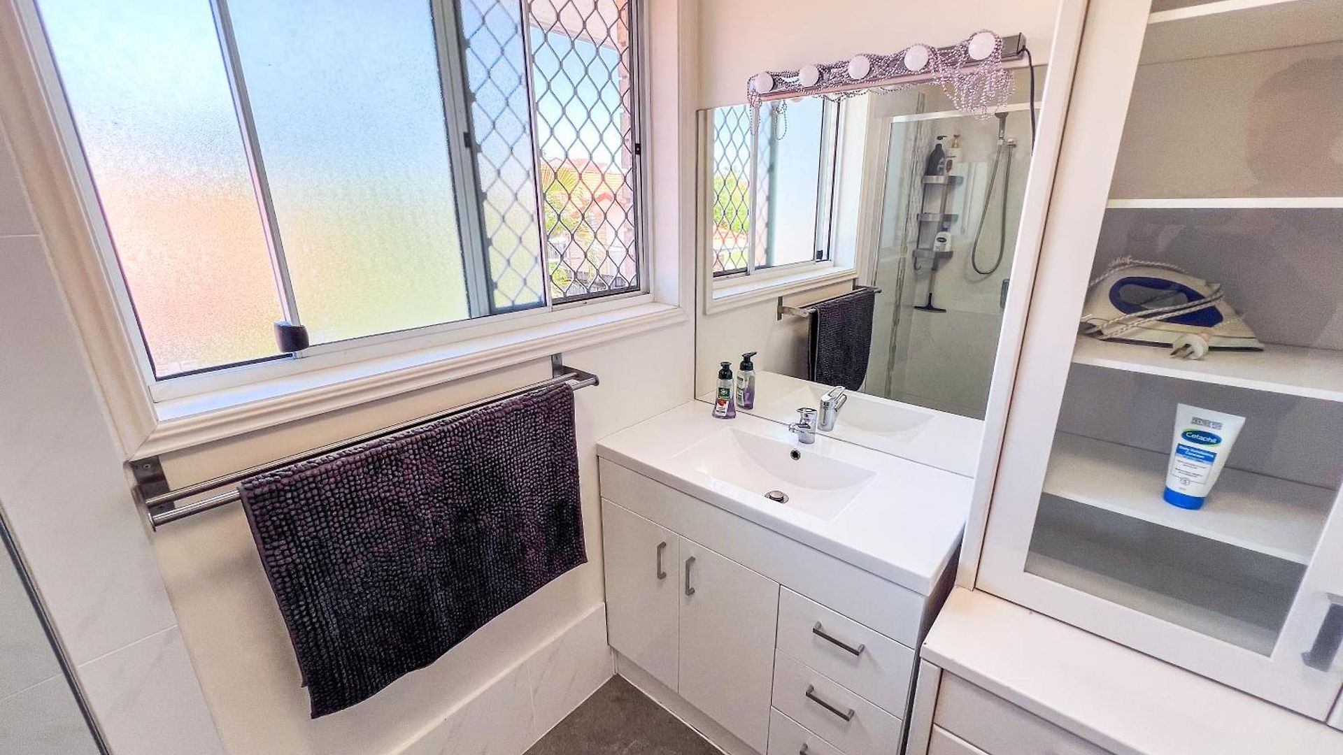 Guest house Vista Air Conditioned Dream Castle Youth Brisbane