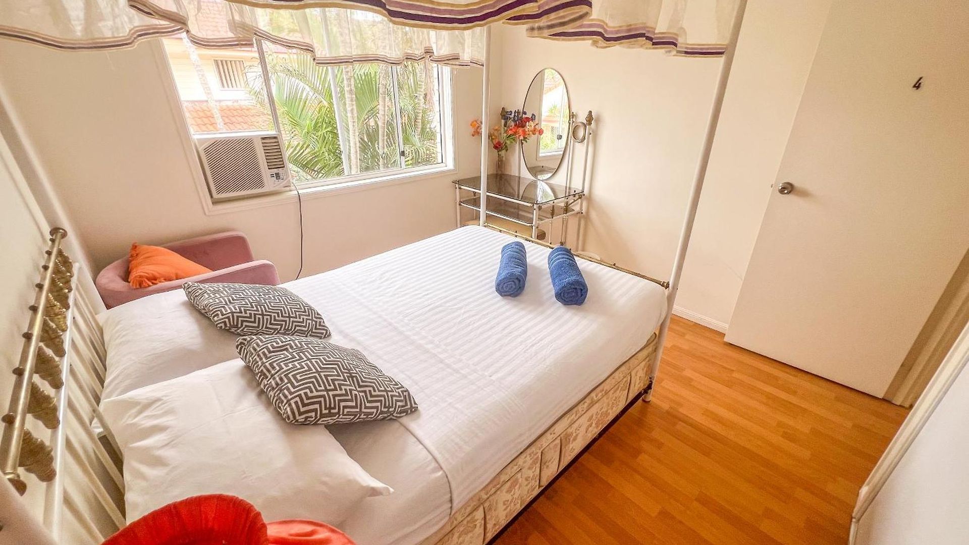 Guest house Vista Air Conditioned Dream Castle Youth Brisbane