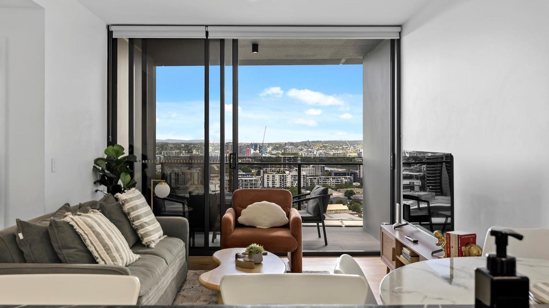 Apartment Stylish With Stunning Views, Pool, Gym & Parking