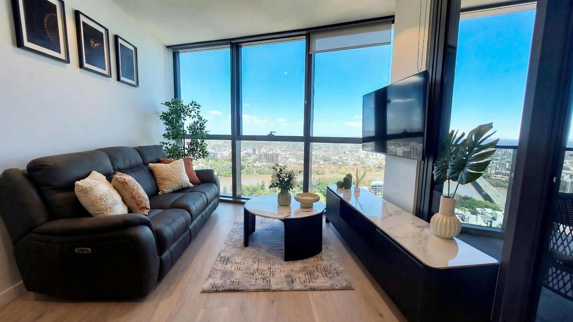 Luxury Riverfront Level 38 Queen's Wharf Tower