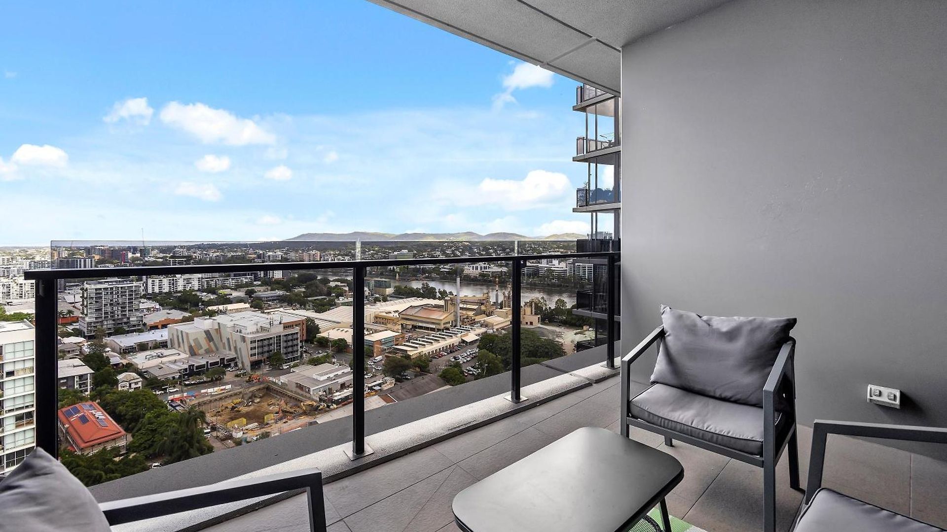 Stylish With Stunning Views, Pool, Gym & Parking Apartment Brisbane