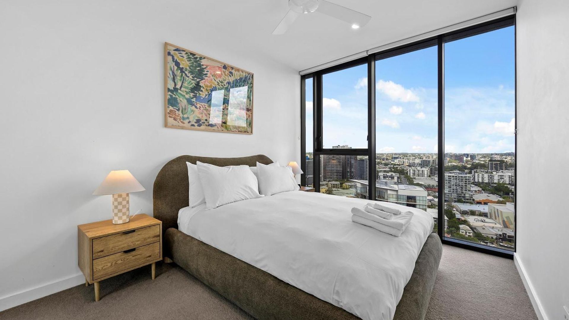 Apartment Stylish With Stunning Views, Pool, Gym & Parking *