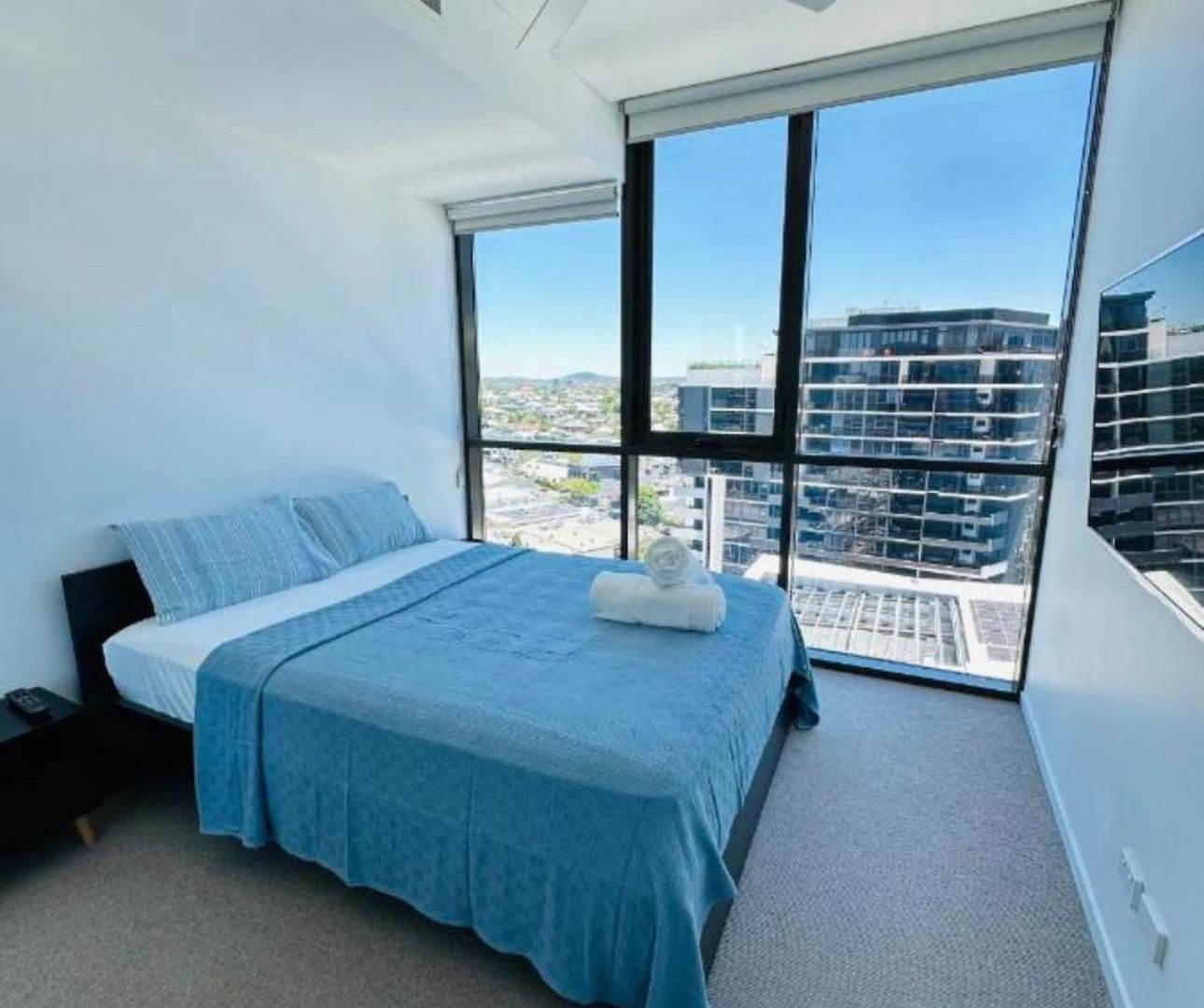 Stylish Newstead With Pool, Gym & Parking Apartment *