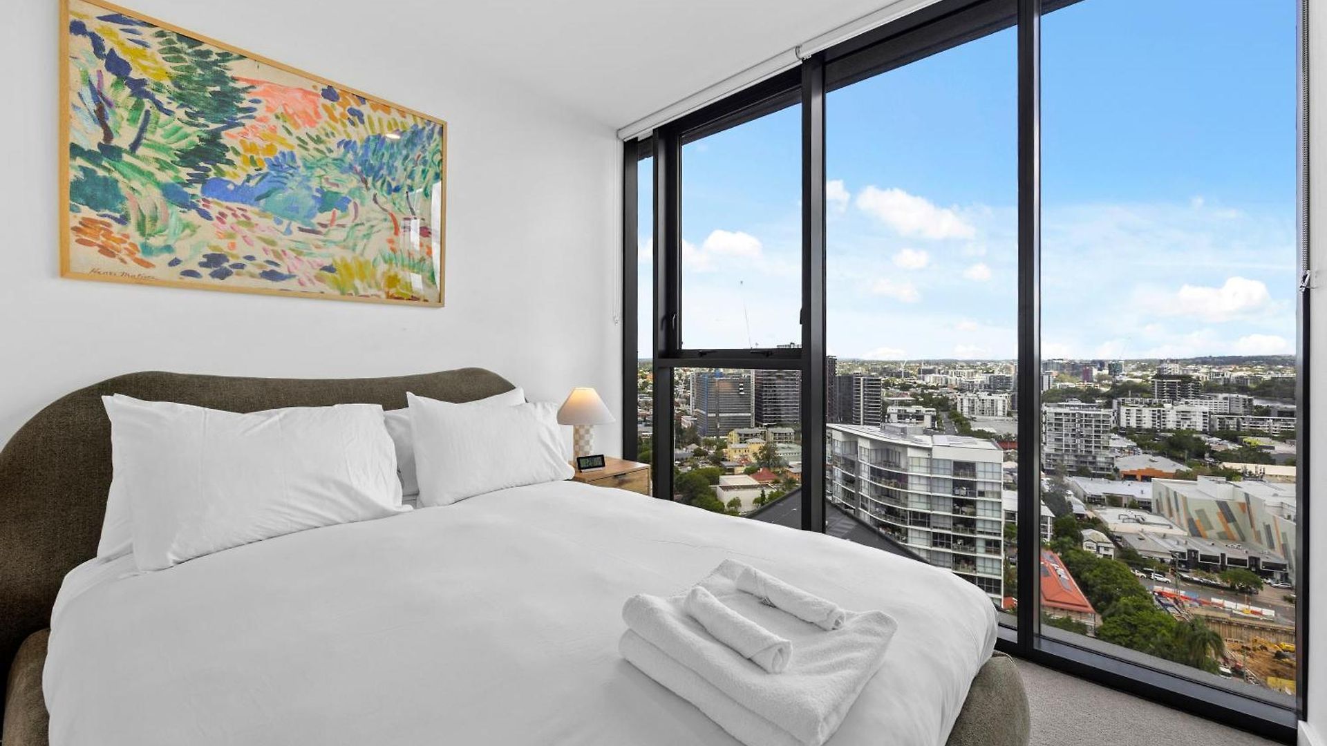 Stylish With Stunning Views, Pool, Gym & Parking * Brisbane