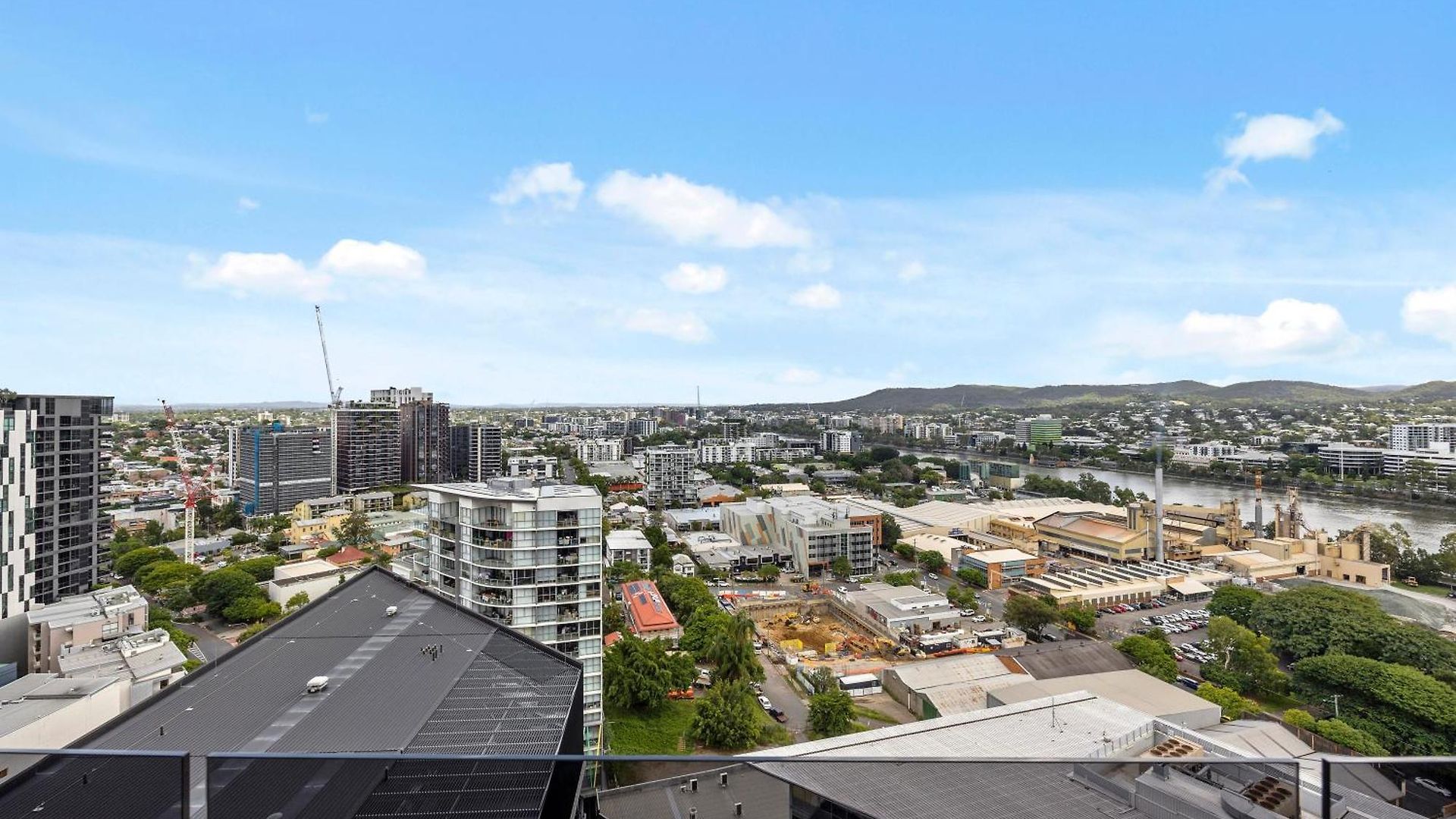 Stylish With Stunning Views, Pool, Gym & Parking * Brisbane
