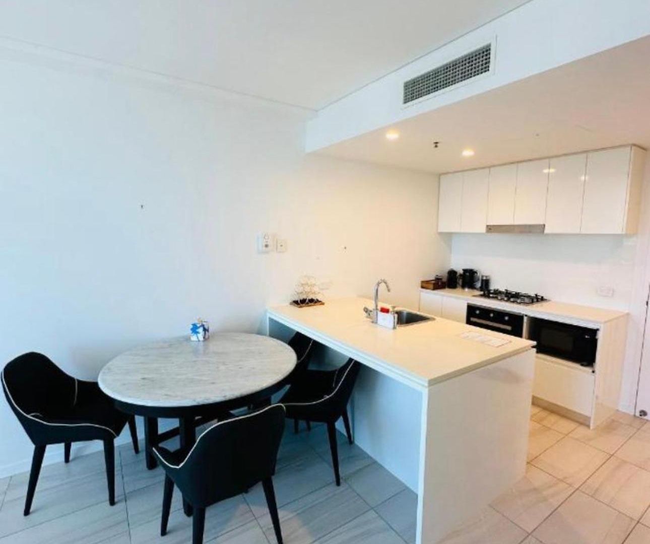 Stylish Newstead With Pool, Gym & Parking Apartment