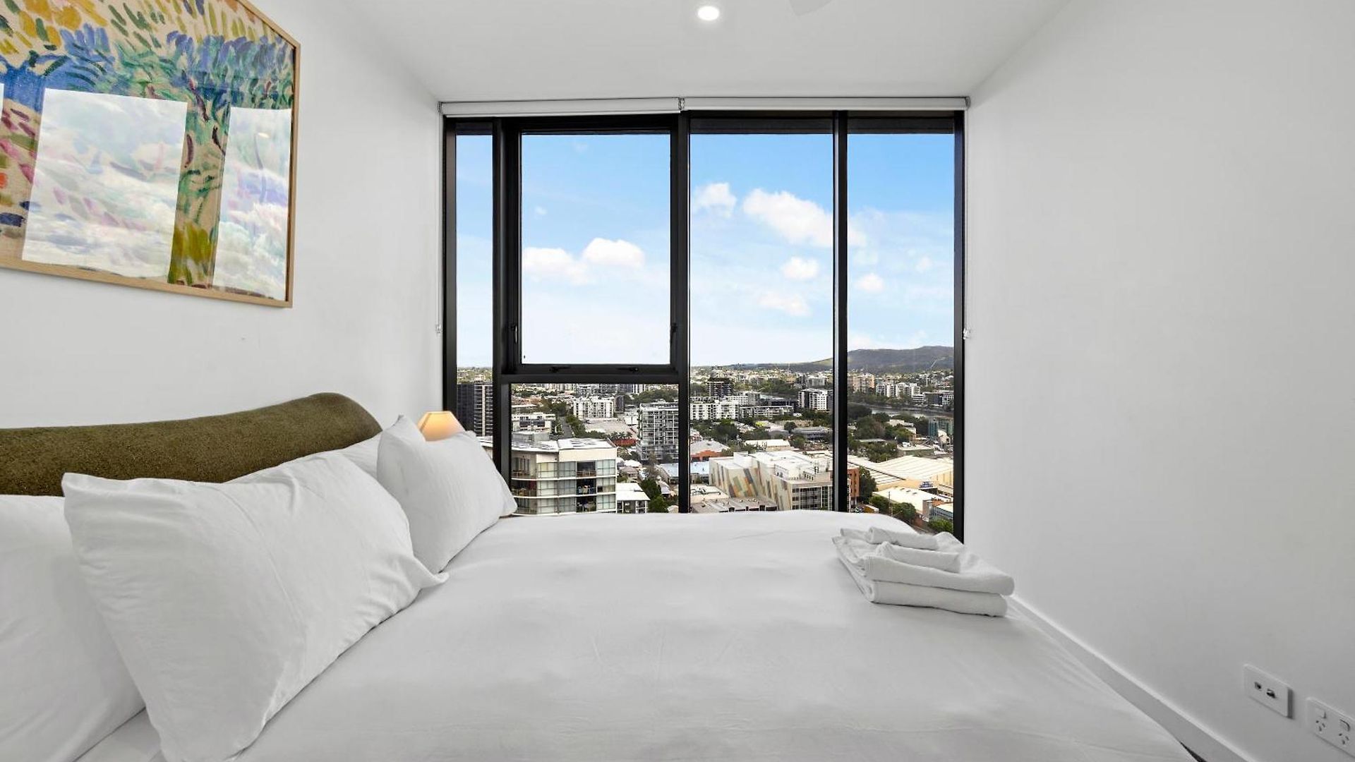 Stylish With Stunning Views, Pool, Gym & Parking Brisbane