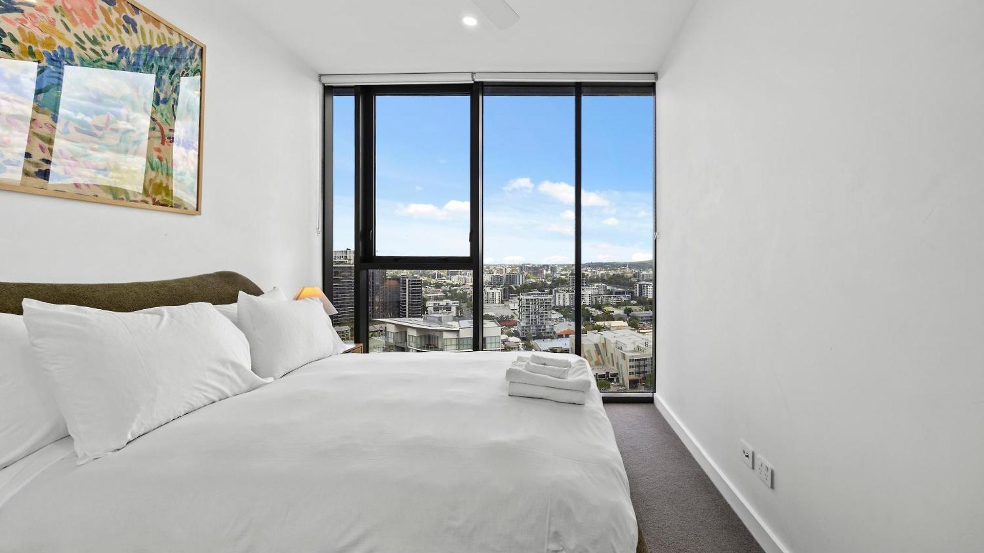 Apartment Stylish With Stunning Views, Pool, Gym & Parking *