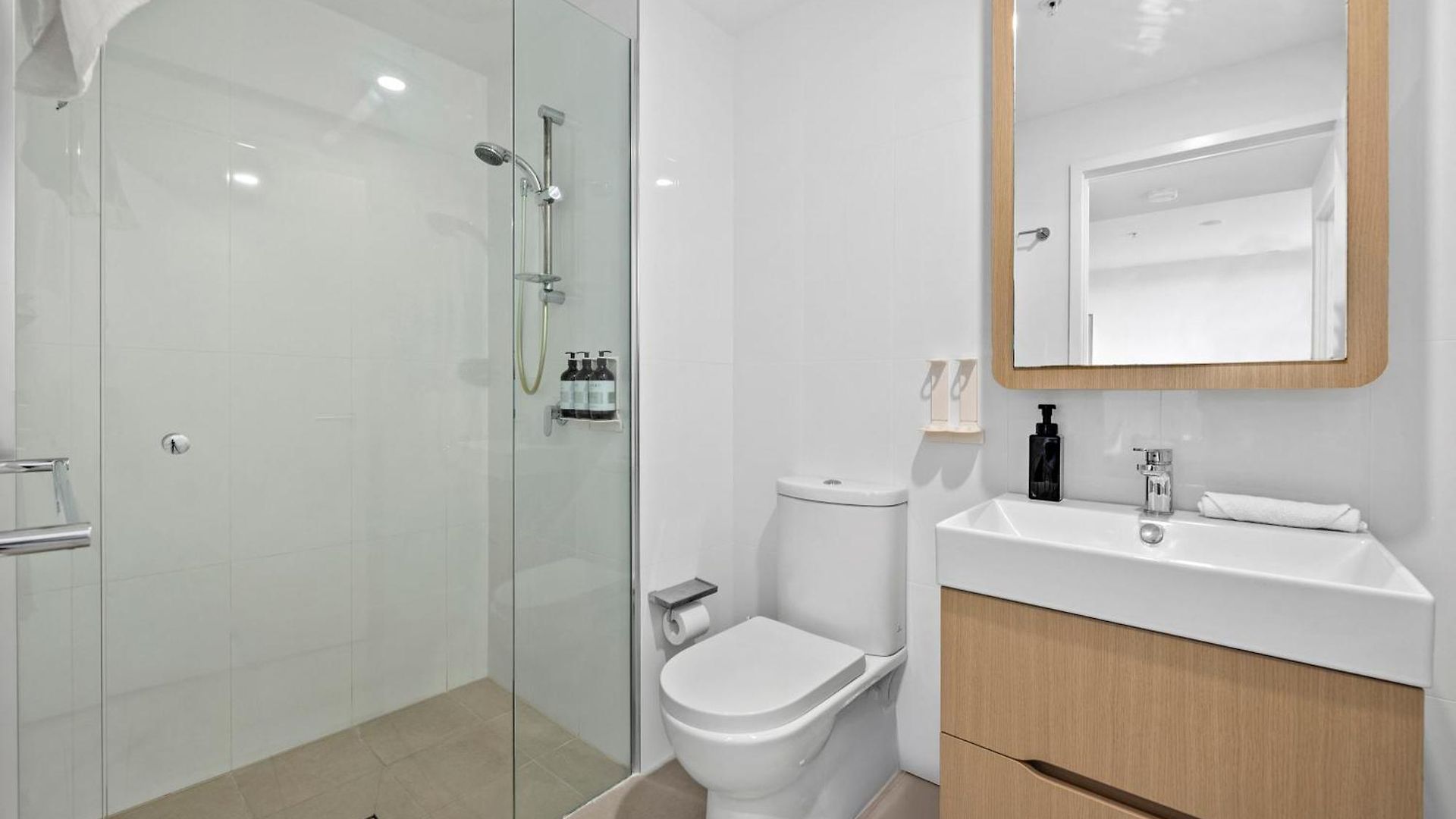 Stylish With Stunning Views, Pool, Gym & Parking Apartment Brisbane