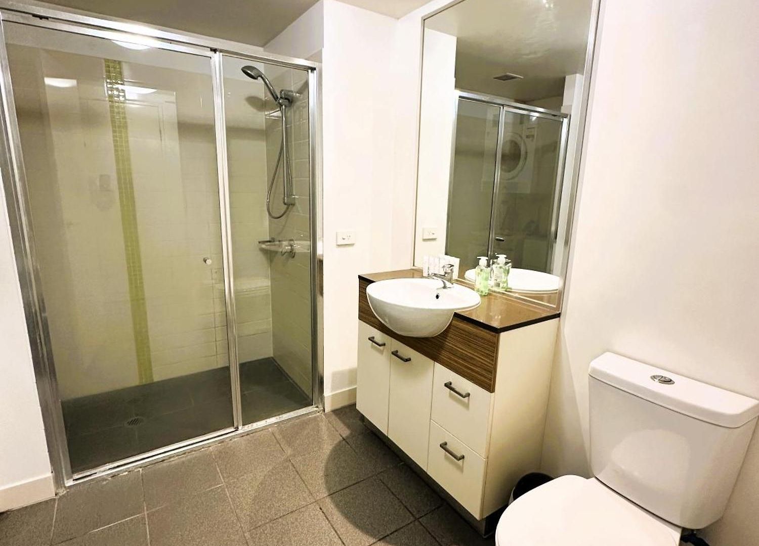 Modern 2br In Cbd | Pool | Gym | Parking *