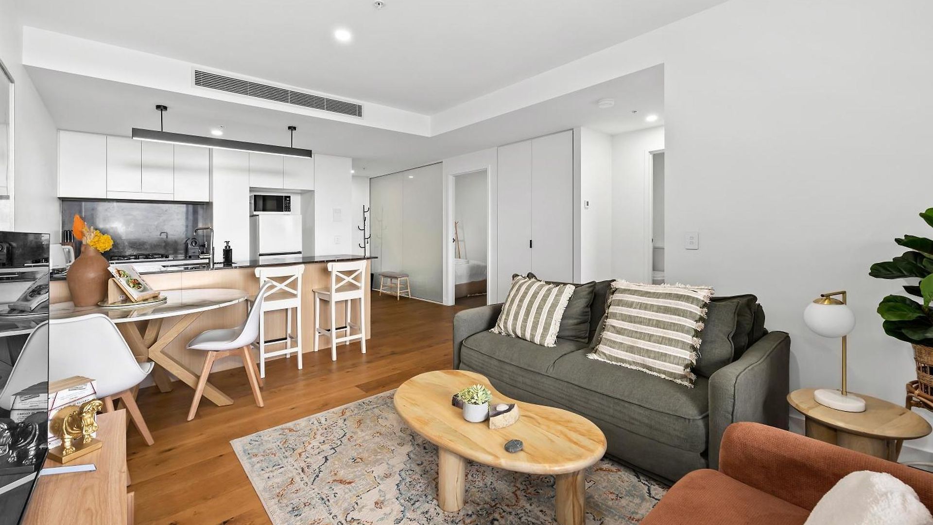 Stylish With Stunning Views, Pool, Gym & Parking Apartment