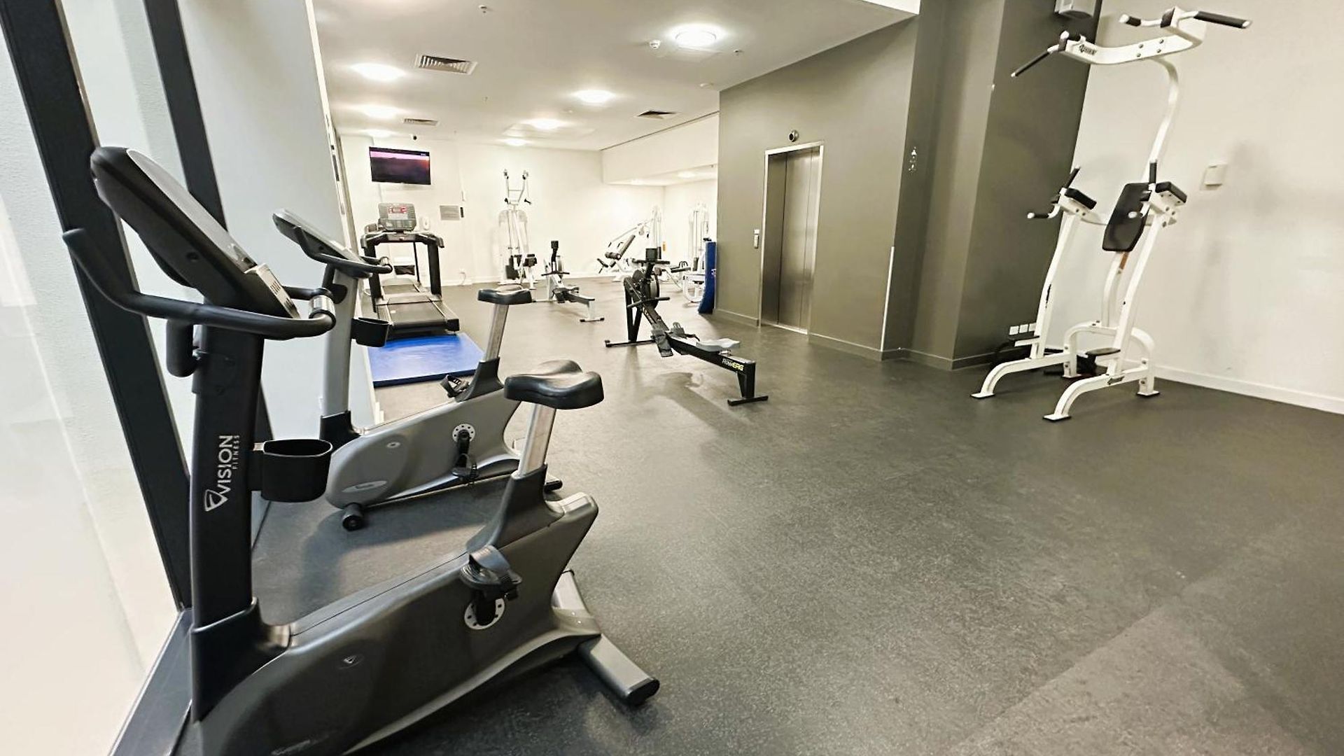 Apartment Modern 2br In Cbd | Pool | Gym | Parking *