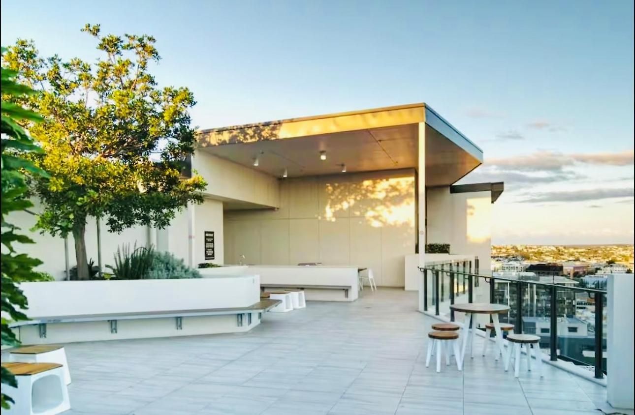 Stylish Newstead With Pool, Gym & Parking Apartment *