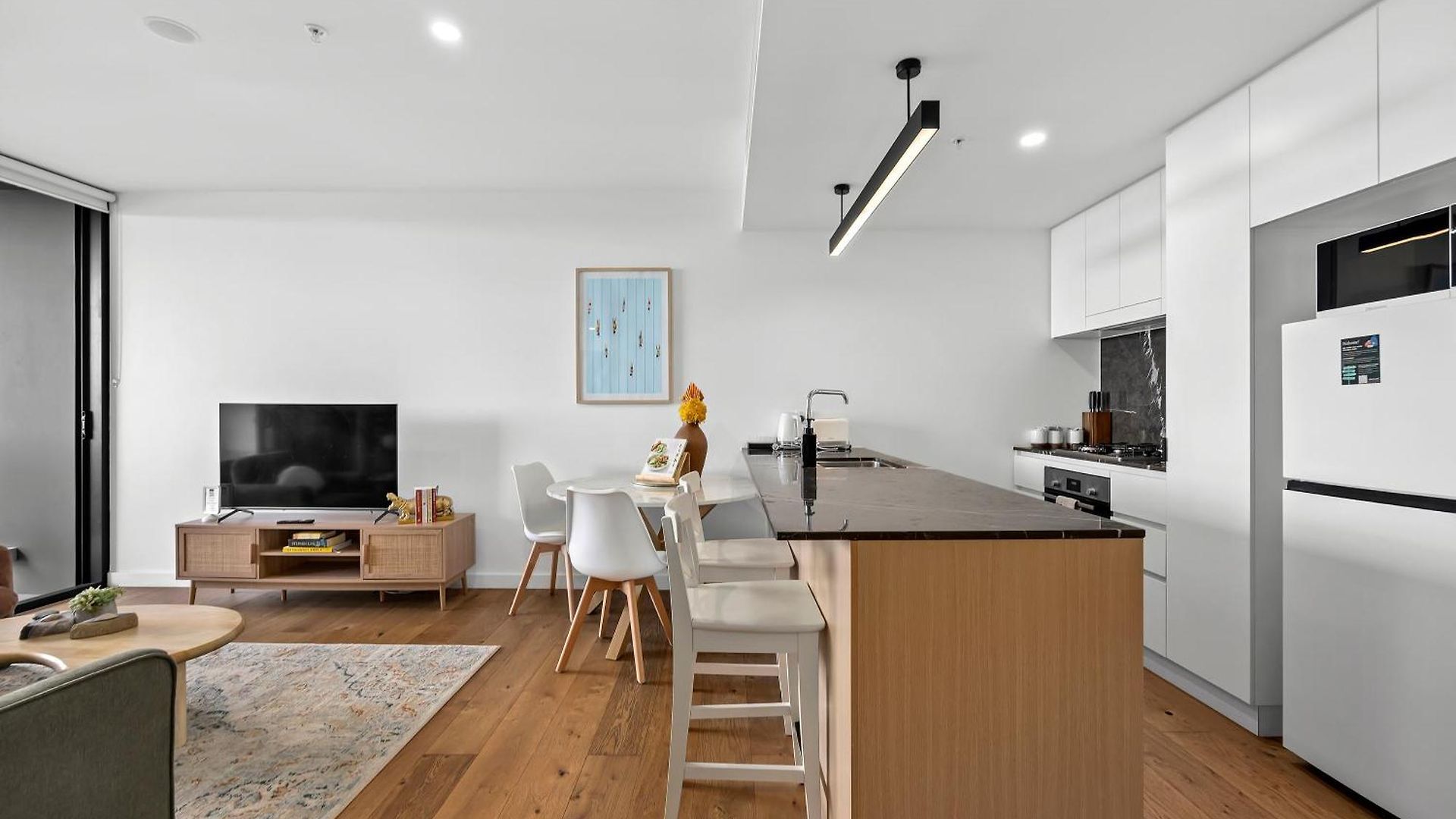 Stylish With Stunning Views, Pool, Gym & Parking *
