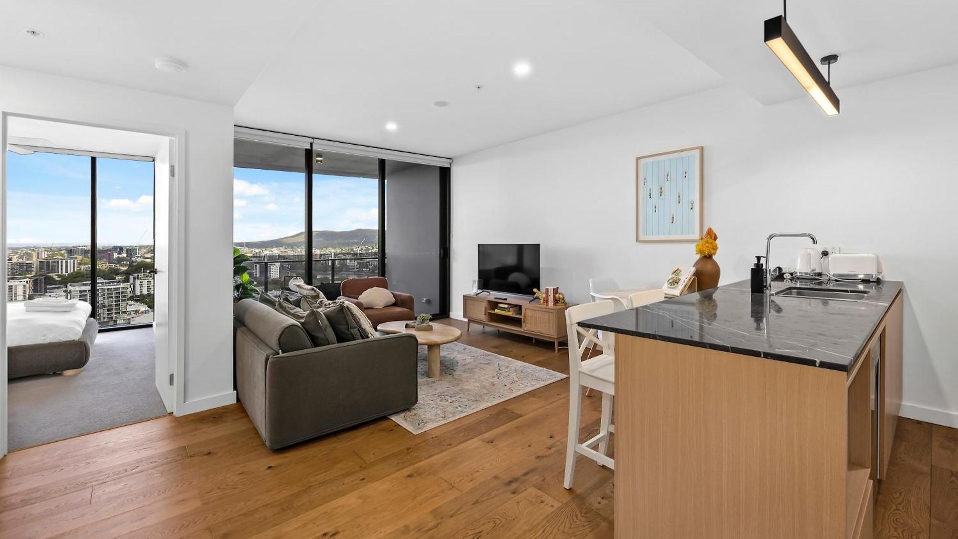 Stylish With Stunning Views, Pool, Gym & Parking Apartment *