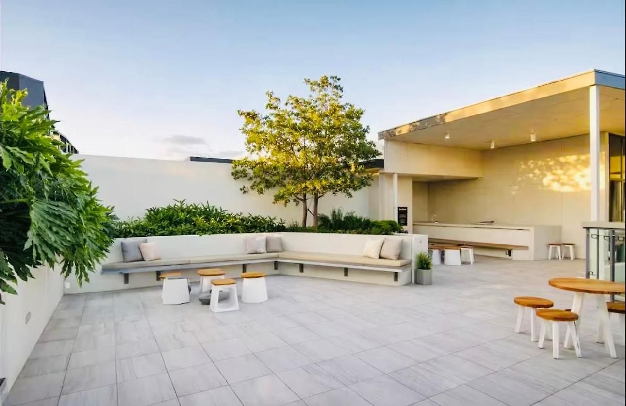 Stylish Newstead With Pool, Gym & Parking