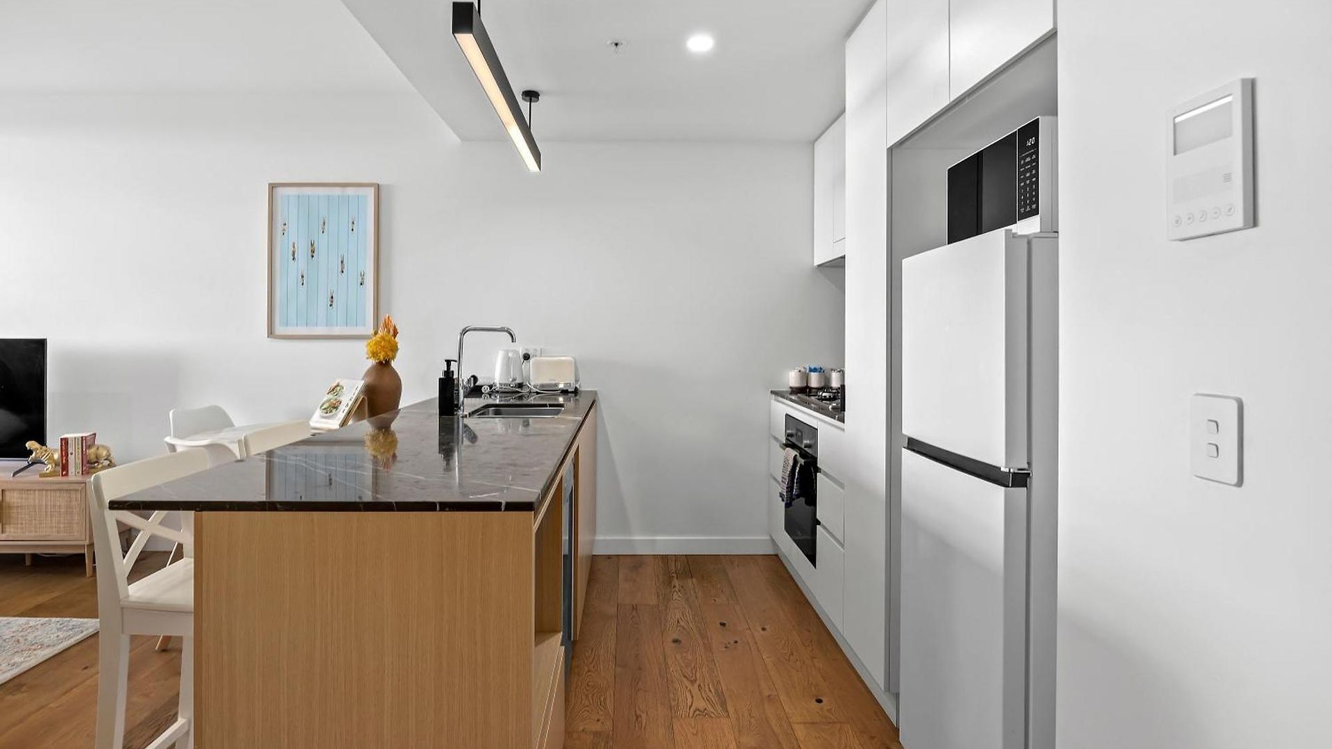 Stylish With Stunning Views, Pool, Gym & Parking Apartment *