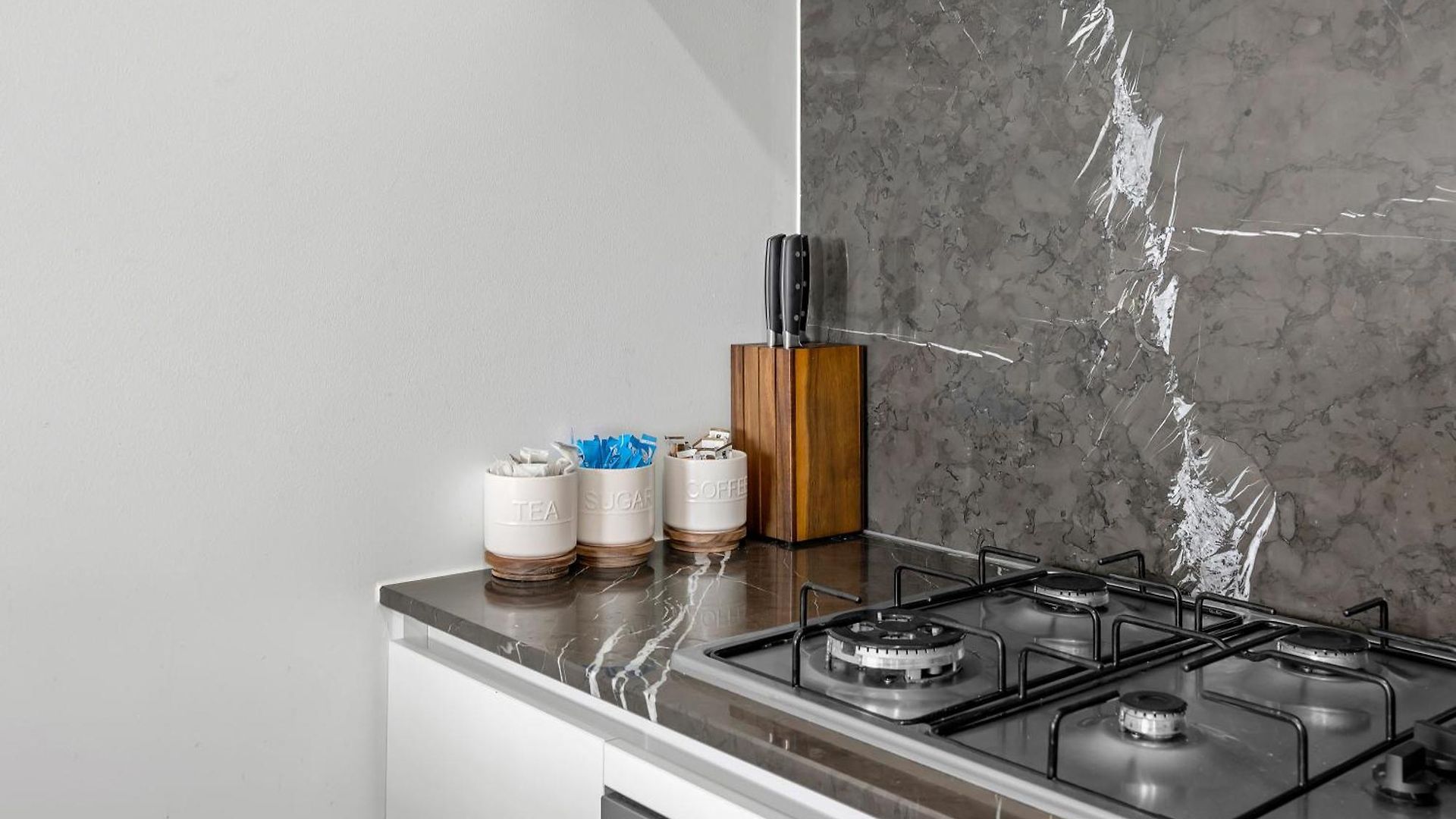 Apartment Stylish With Stunning Views, Pool, Gym & Parking