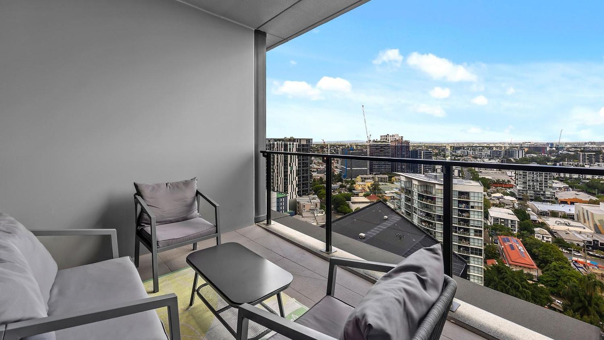 Stylish With Stunning Views, Pool, Gym & Parking Apartment *