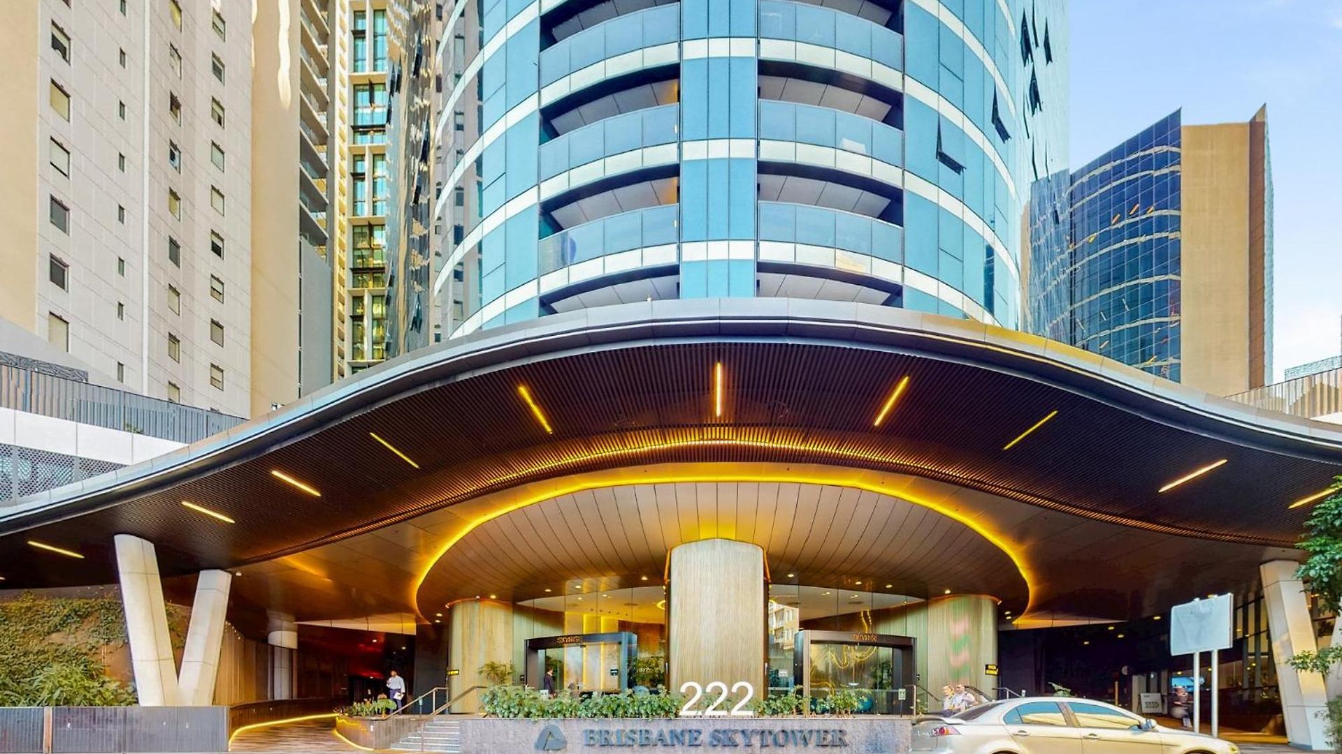 A Gallery In The Sky! Balcony, Pool And Parking At Skytower Level 33 Views In Brisbane! *