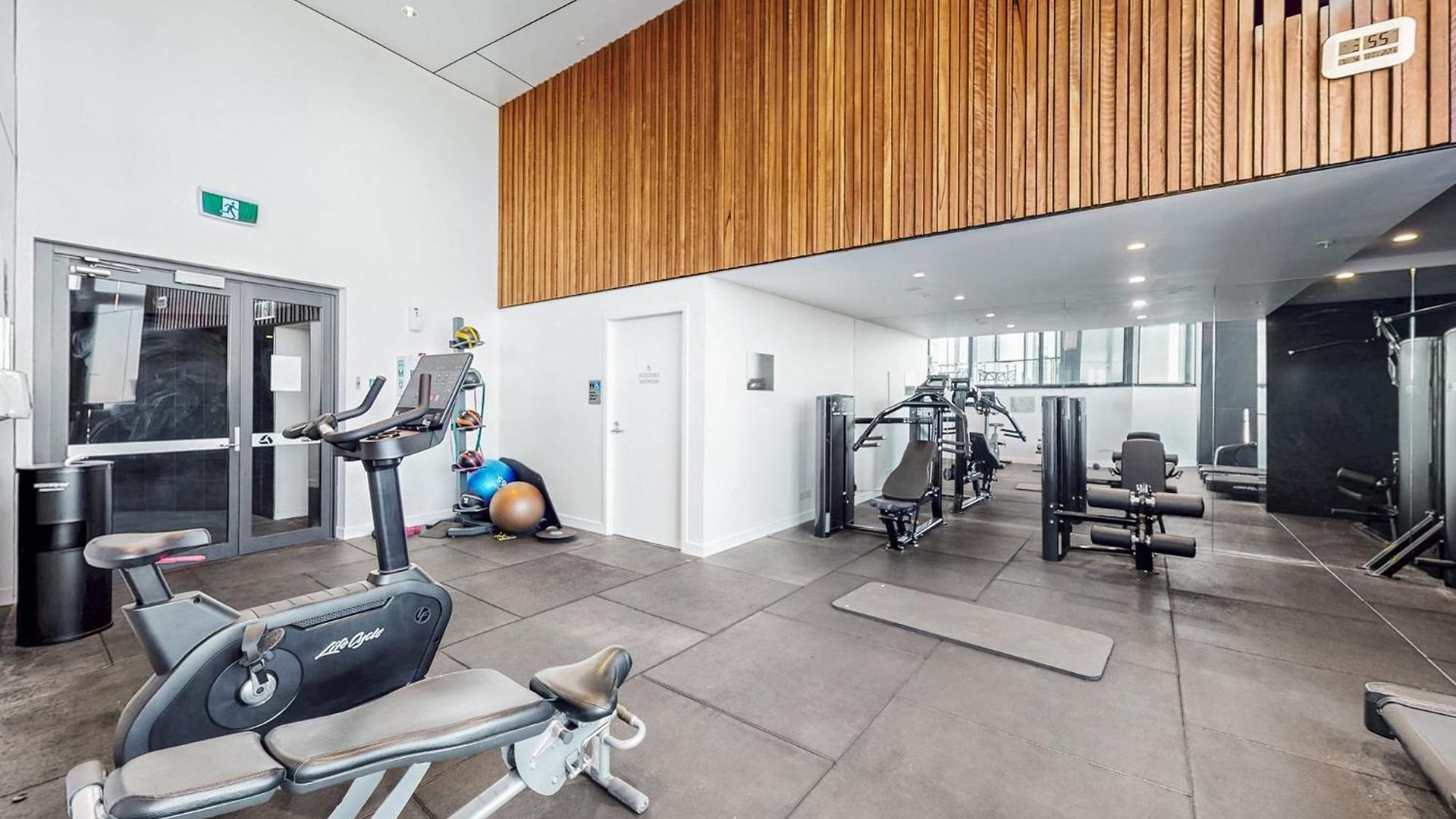 A Gallery In The Sky! Balcony, Pool And Parking At Skytower Level 33 Views In Brisbane! Apartment Brisbane