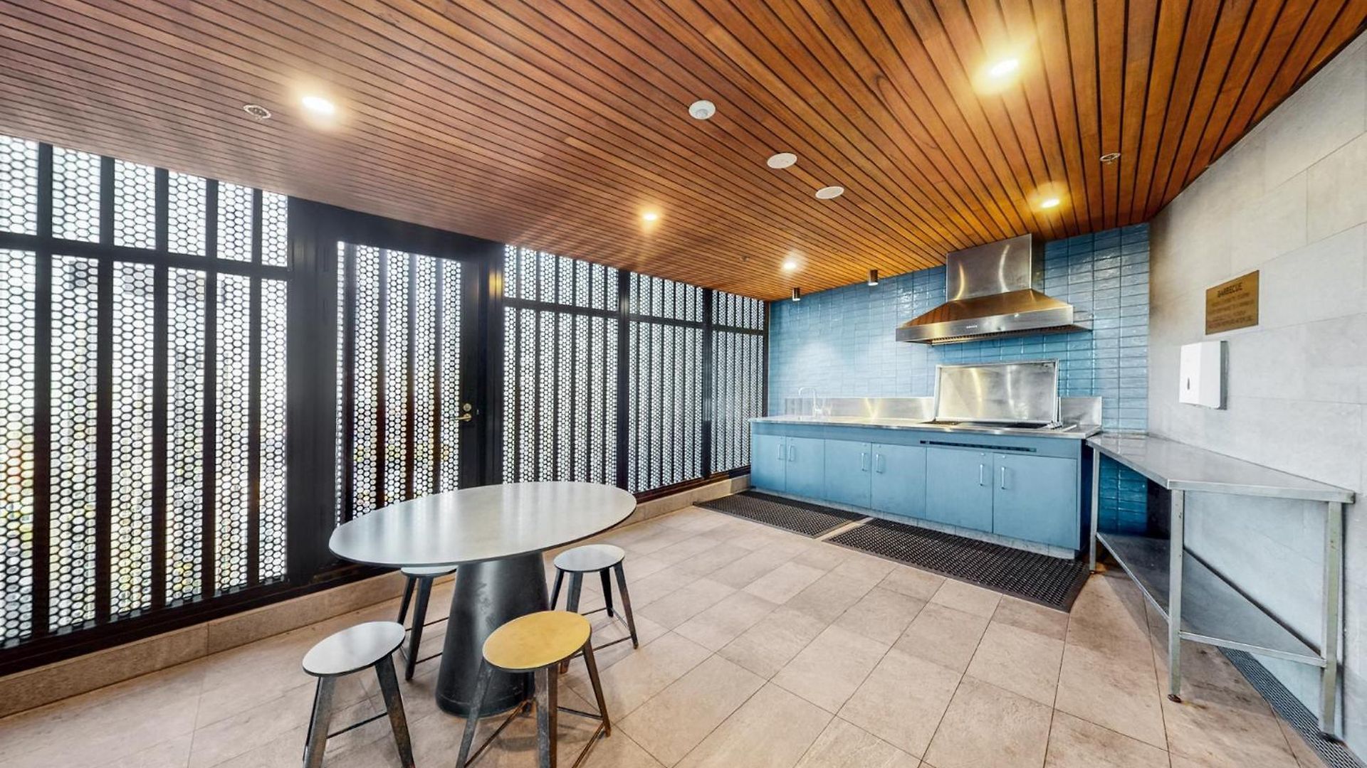 Apartment A Gallery In The Sky! Balcony, Pool And Parking At Skytower Level 33 Views In Brisbane! *
