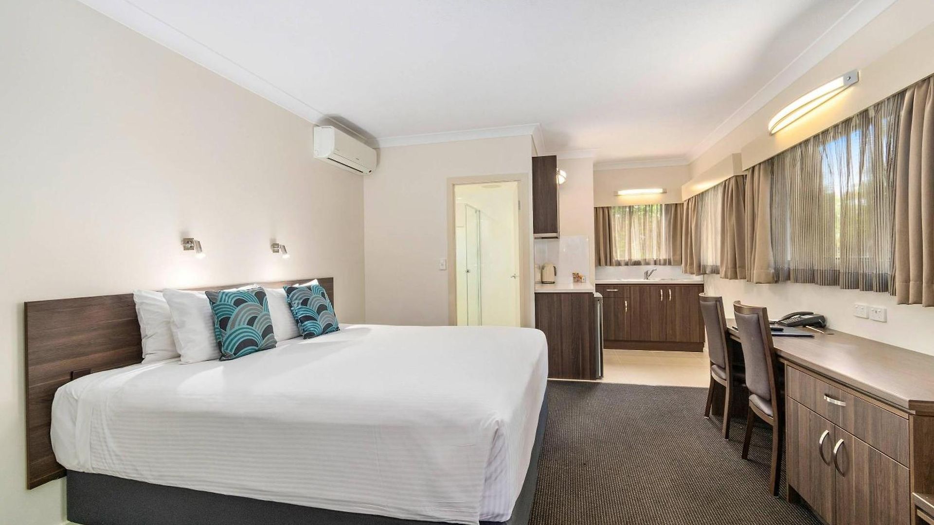 Quality Robertson Gardens Hotel 4*