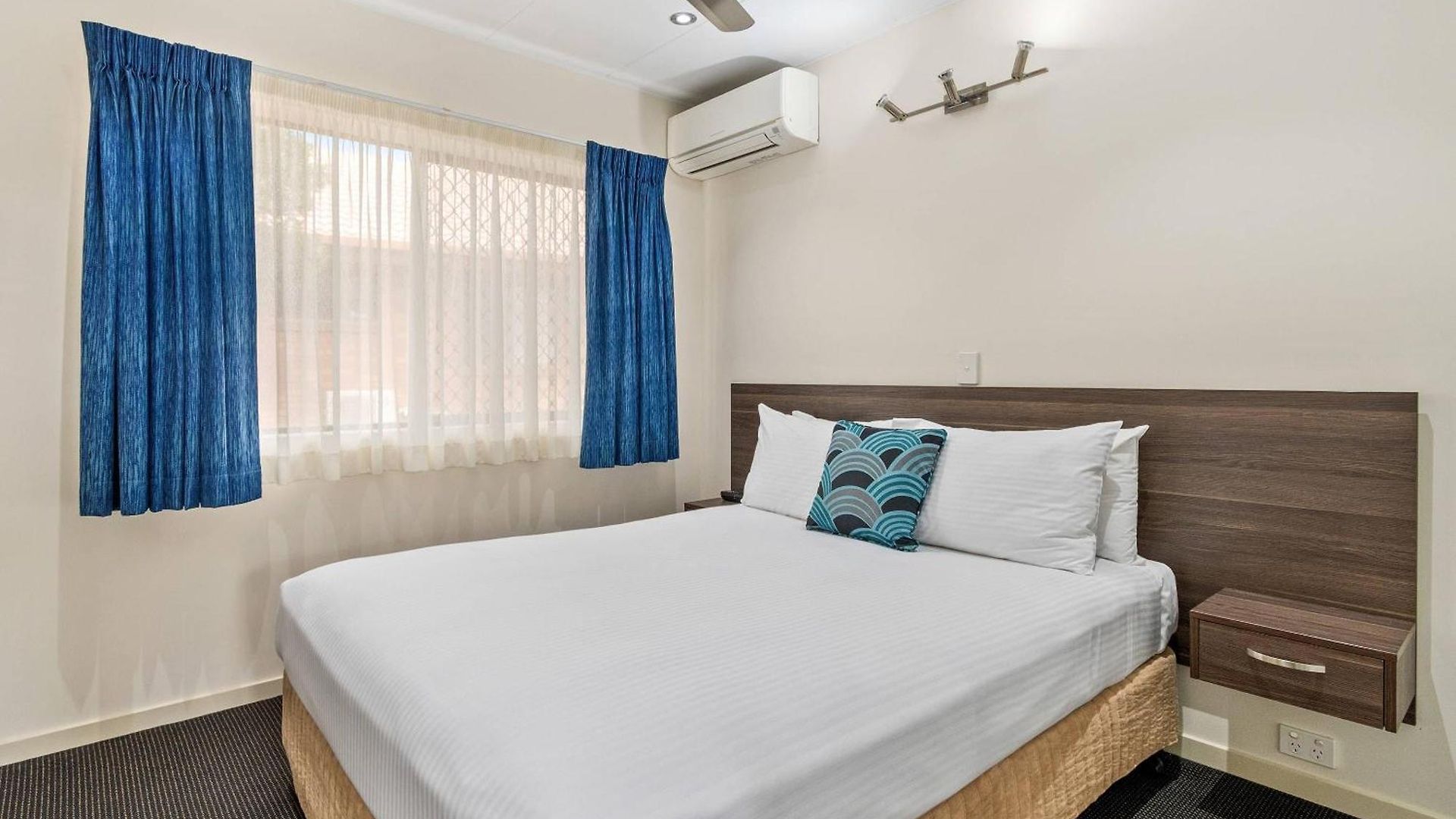 Quality Robertson Gardens Hotel 4*